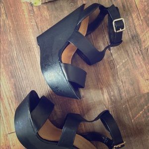 Aldo- adorable platform wedges
